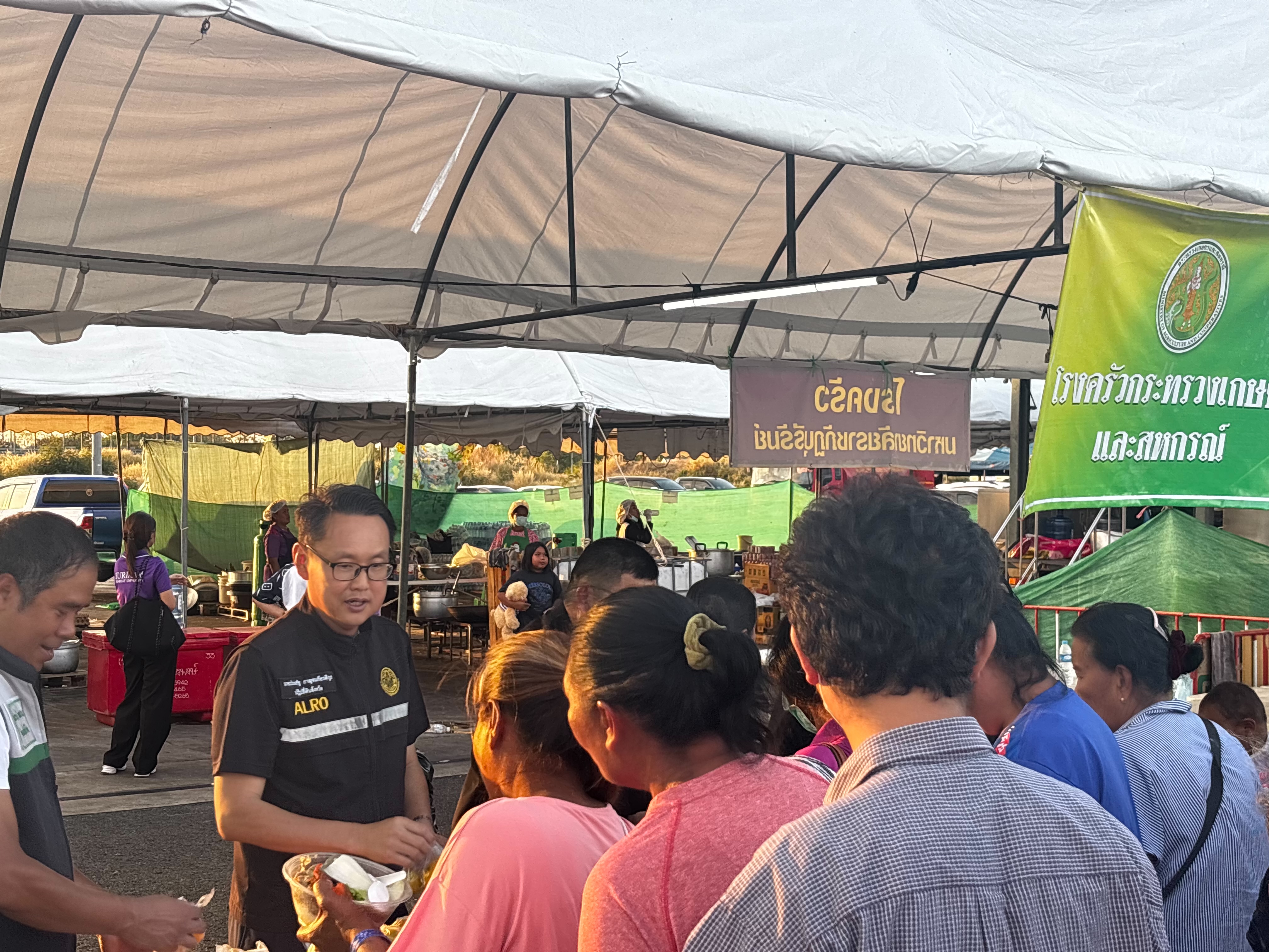 title - วันที่ 23 ธันวาคม 2568 เวลา 17.00 น. นายประเสริฐ กาญจนเกียรติกุล ปฏิรูปที่ดินจังหวัดบุรีรัมย์ พร้อมด้วยเจ้าหน้าที่กลุ่มยุทธศาสตร์และการปฏิรูปที่ดิน ส.ป.ก.บุรีรัมย์ เข้าร่วมให้บริการอาหารและผลไม้แก่ผู้อพยพจากเหตุปะทะไทยกัมพูชา 